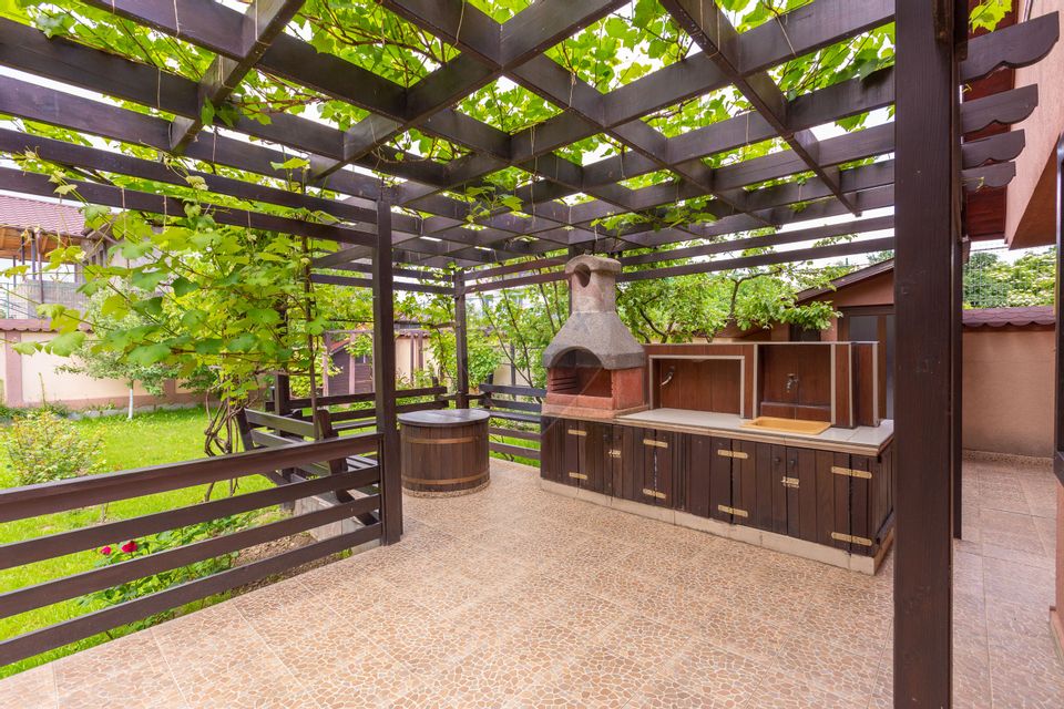 10 room House / Villa for sale, Serbanesti area