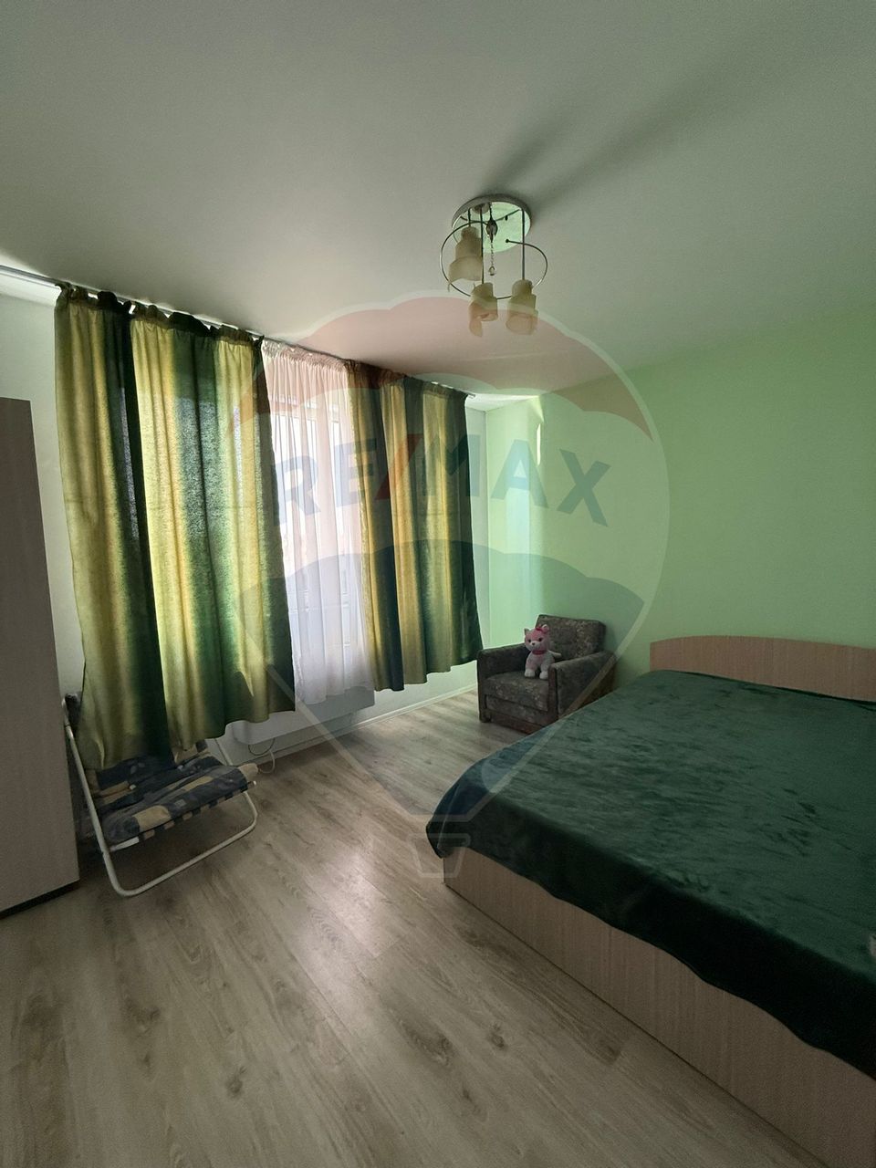 Casă / Vilă cu 9 camere de vânzare în zona 1 Mai