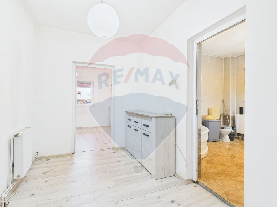 Casă cu 8 camere si 300mp curte, de închiriat în zona Bd. Gloriei