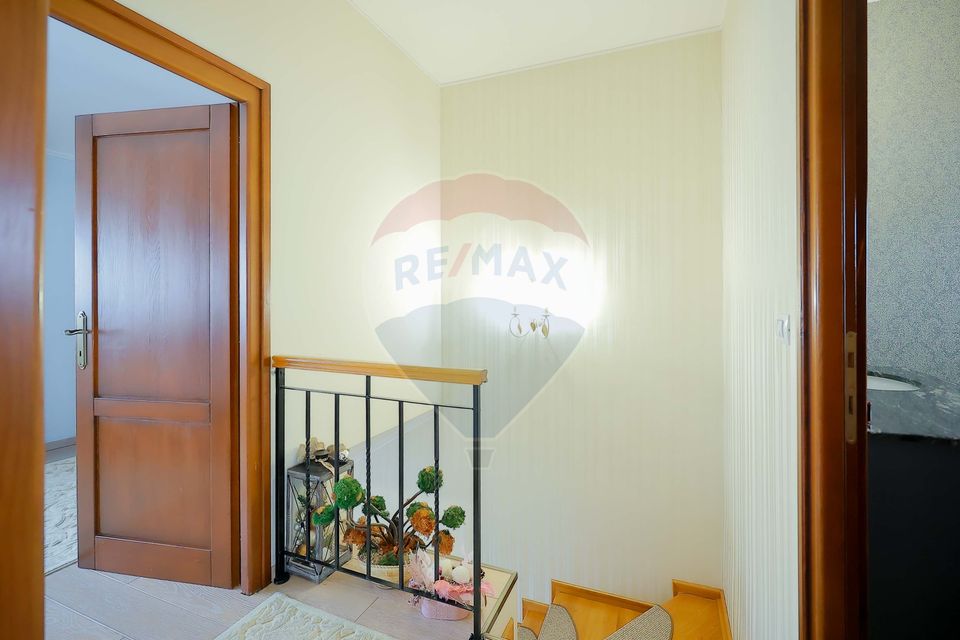 Casă de vânzare cu 4 camere în cartierul Beverly Hills, Sânmartin