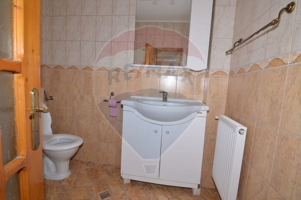 Casă / Vilă cu 14 camere de vânzare în zona Centrală
