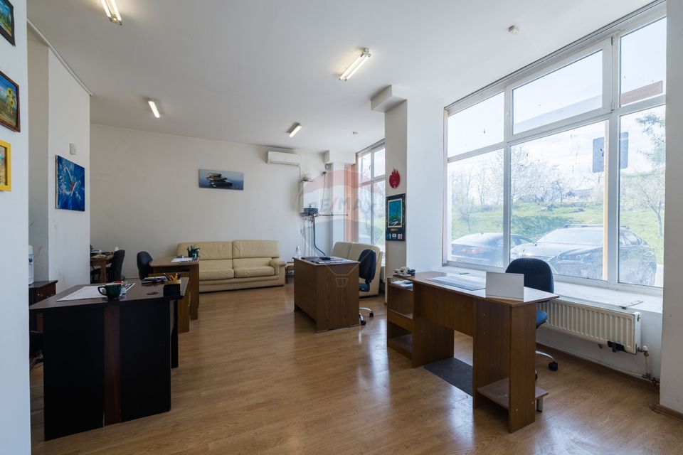 Commercial space with generous window and excellent visibility