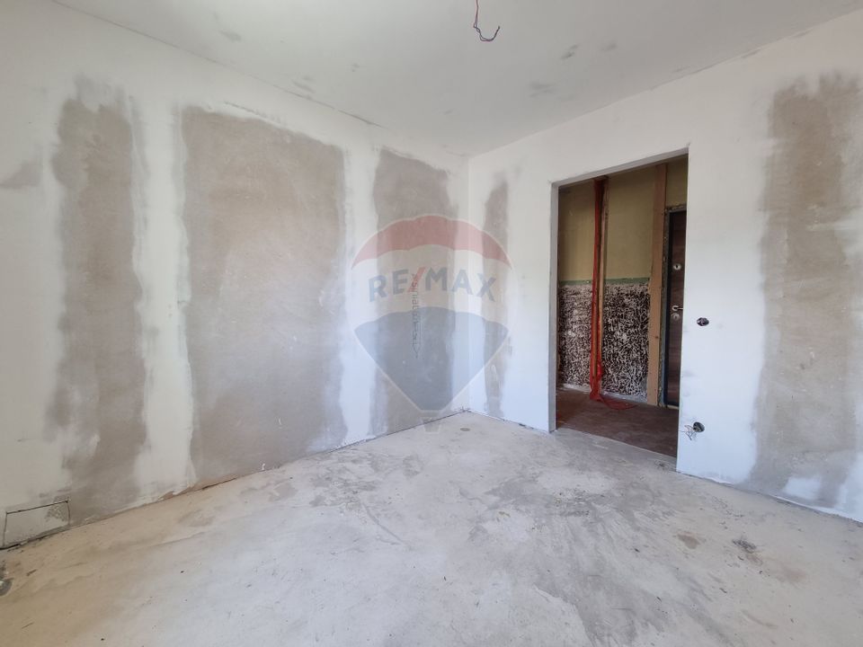 Apartament (de renovat) cu 2 camere de vânzare în Râșnov/Romacril