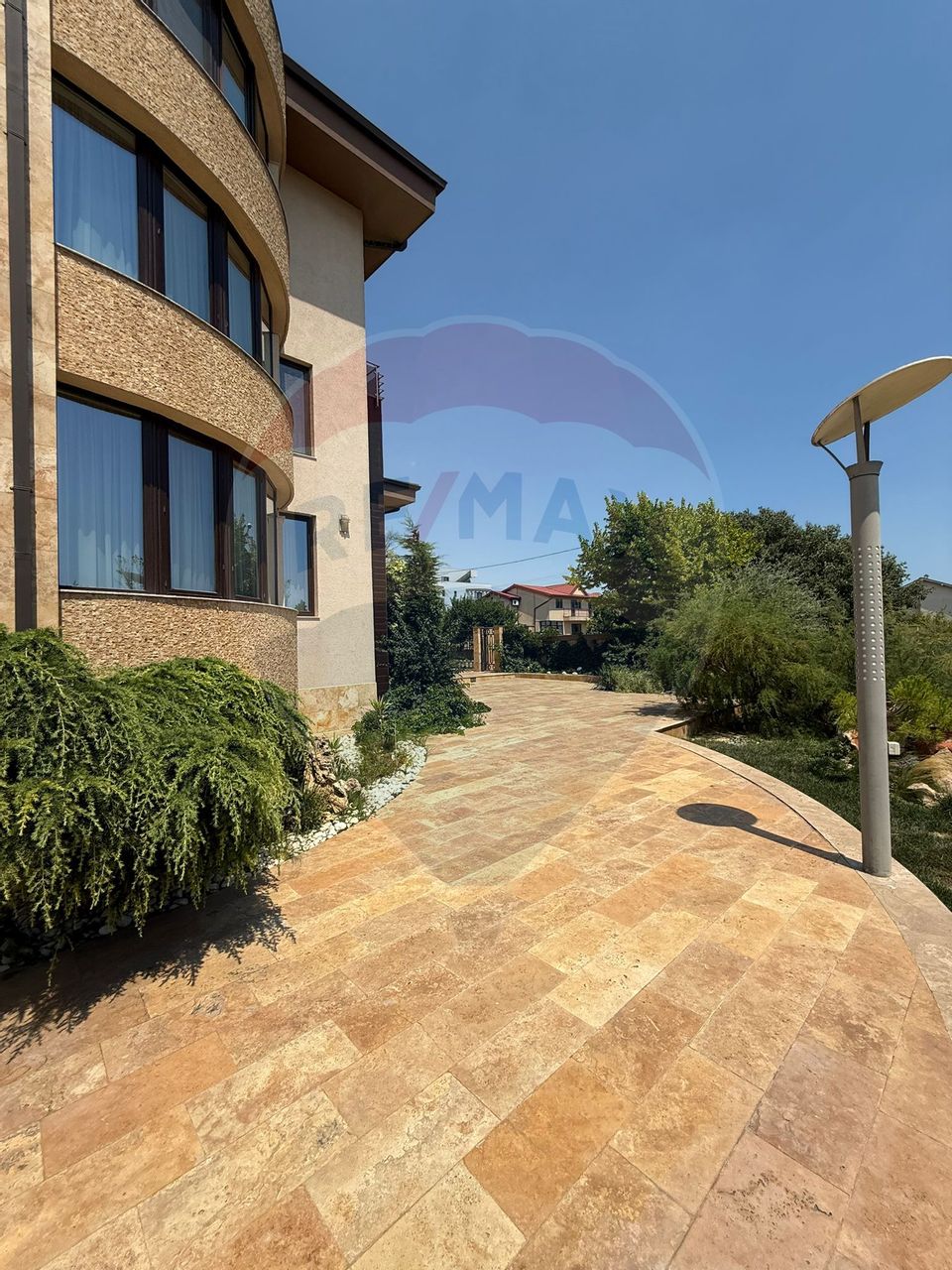 Vila cu piscina si teren 2350mp de vanzare in Mamaia Sat