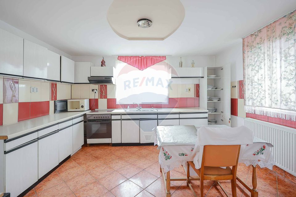 Casă cu etaj, 5 camere, de vânzare, în zonă turistică, Vadu Crișului