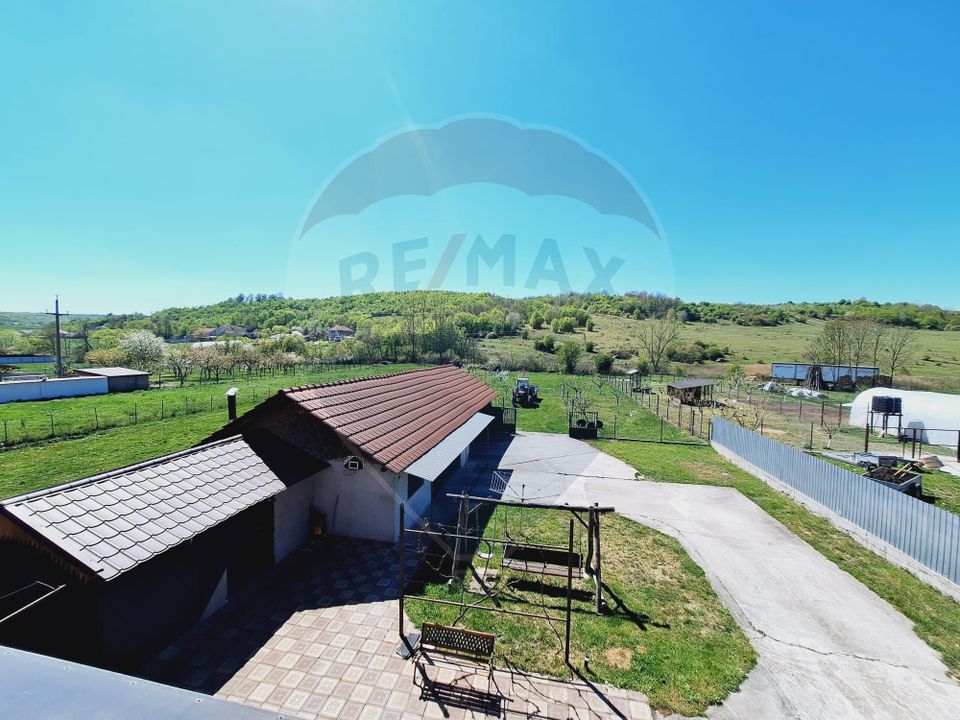 Casă / Vilă cu 5 camere de vânzare la 12-15 minute de Oradea