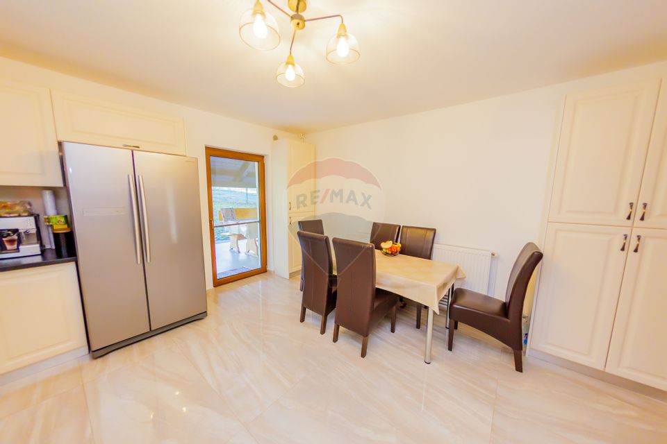 VILA DE VIS CU TEREN GENEROS, DE VANZARE