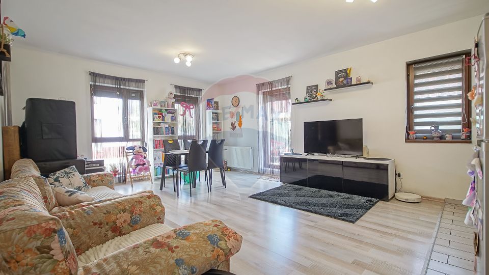 Apartament cu 3 camere de vânzare în zona Tractorul