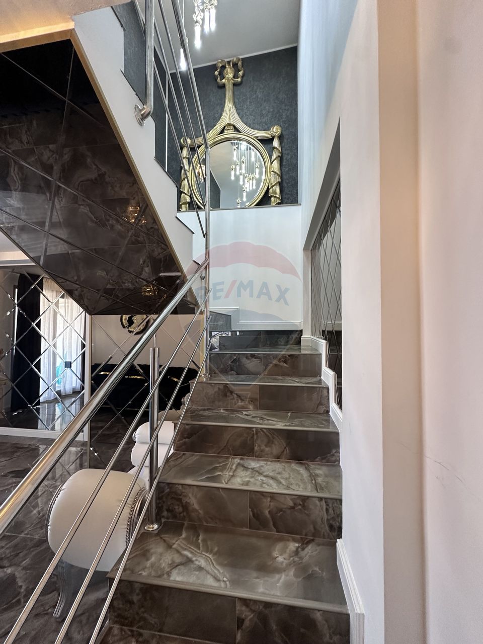 Apartament cu 4 camere de vânzare