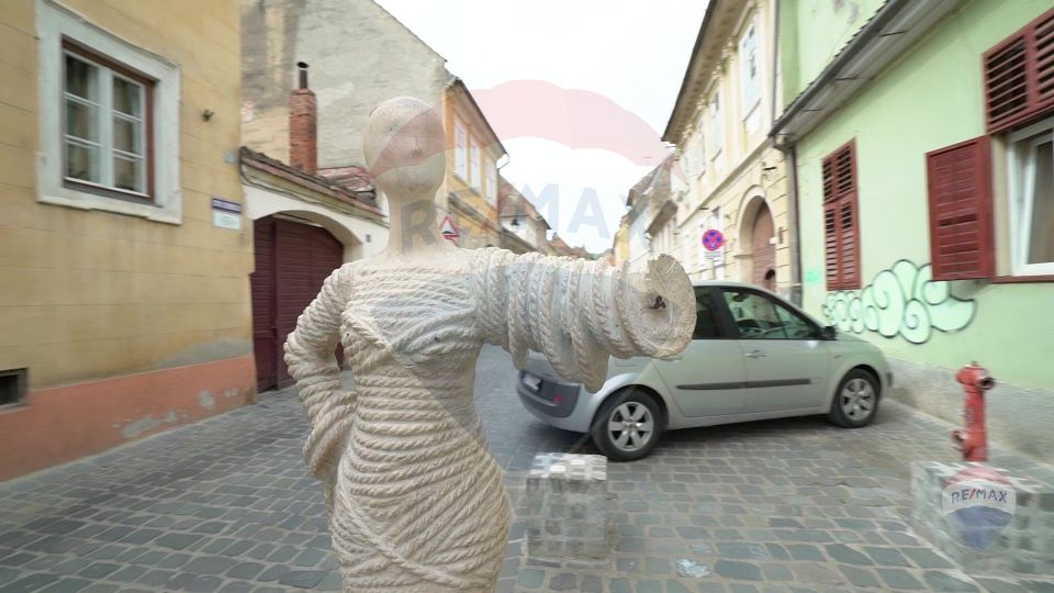 REZERVAT! Casă cu 2 camere și mult potențial, Poarta Schei