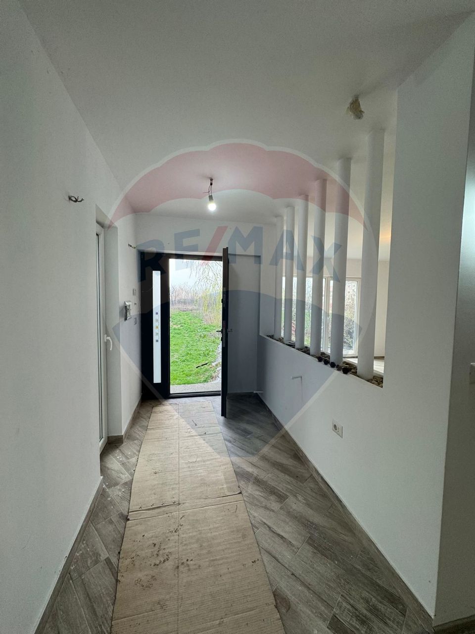 Casă / Vilă cu 8 camere de vânzare în zona Est