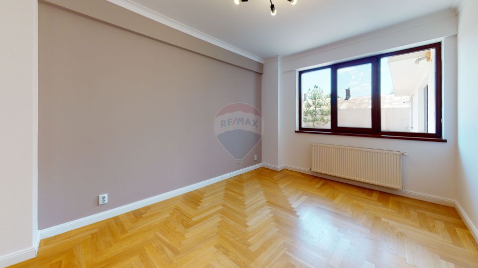 Apartament superb 5 camere, curte, 2 locuri parcare & boxa