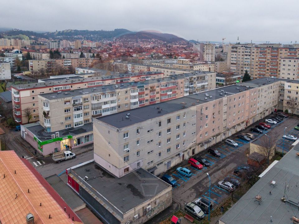 Apartament decomandat de vânzare în zona Tractorul