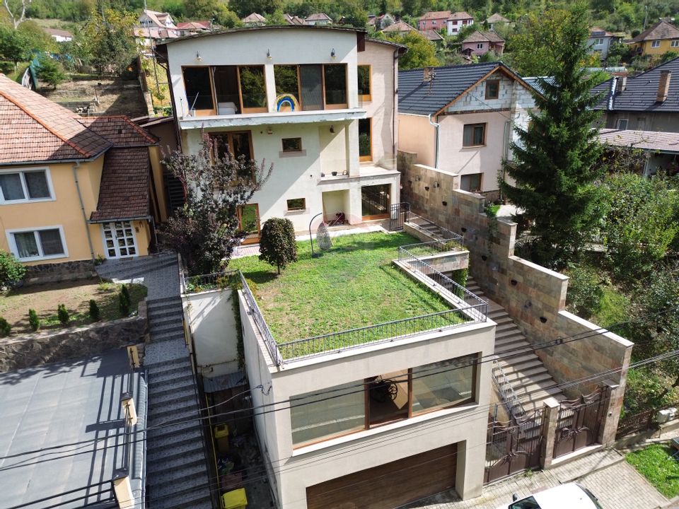 Casă spectaculoasă în Mediaș – reședința antrenorului Cristi Pustai