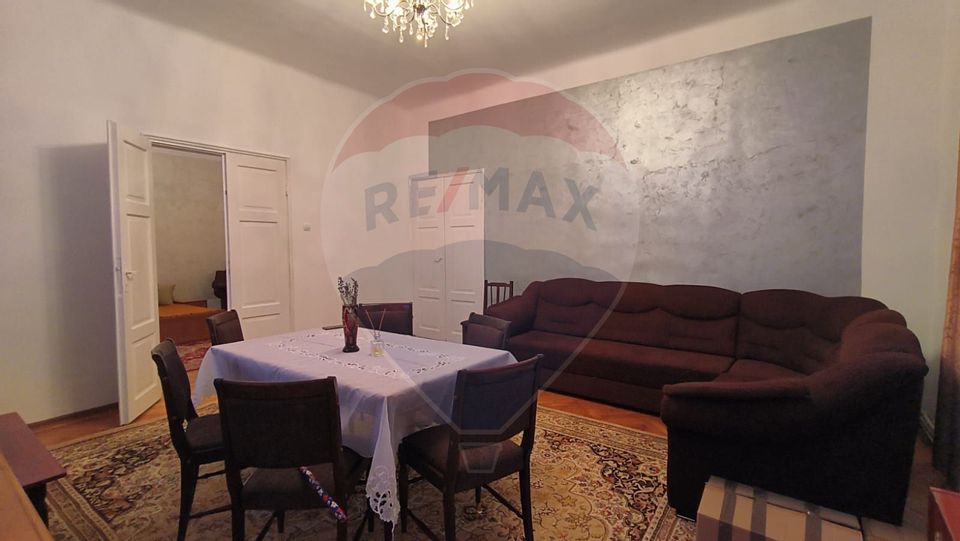 Casă cu 3 camere de vânzare în zona Centrală