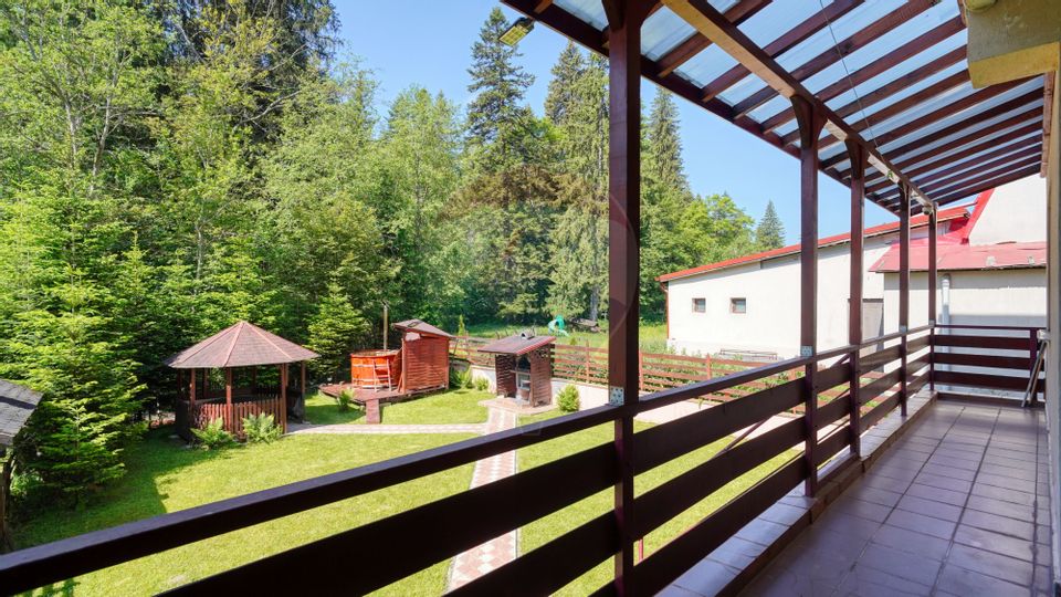 Casă / Vilă cu 8 camere de vânzare în zona Valea Rasnoavei