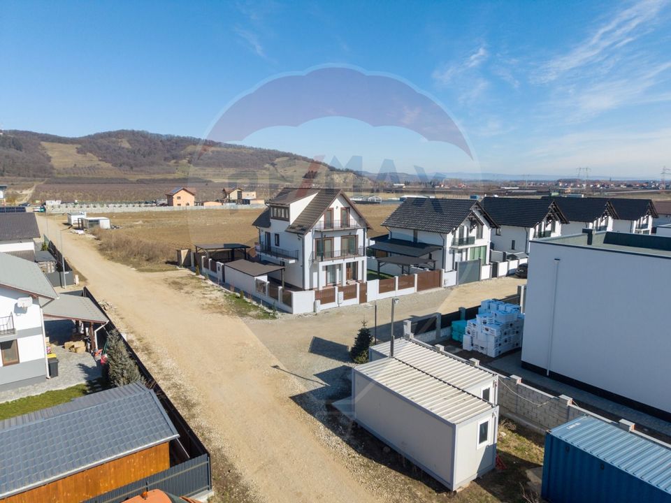 Proprietate speciala, cu destinatii multiple, Sanpetru/ Harman!