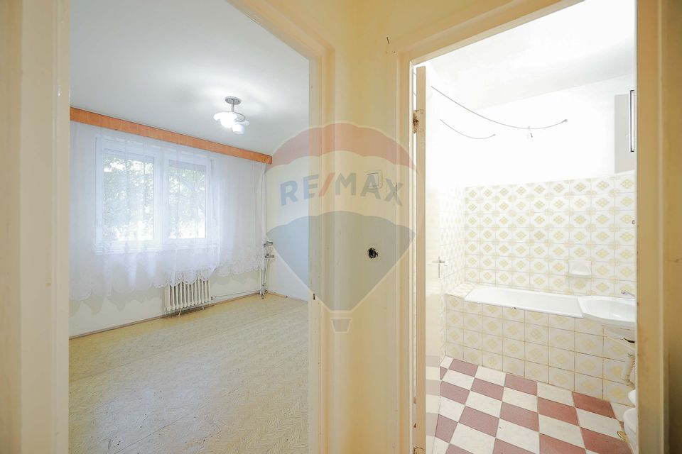 Apartament cu 3 camere de vânzare, în zona Rogerius