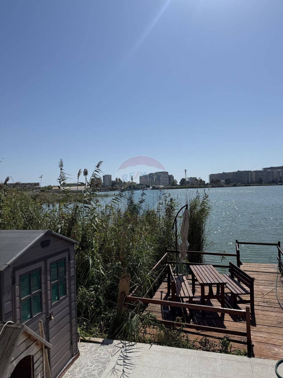 Vilă premium cu priveliște la lac și acces direct la apă