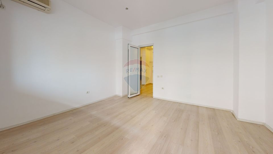 Inchiriez Apartament 4 camere in Piata Romana