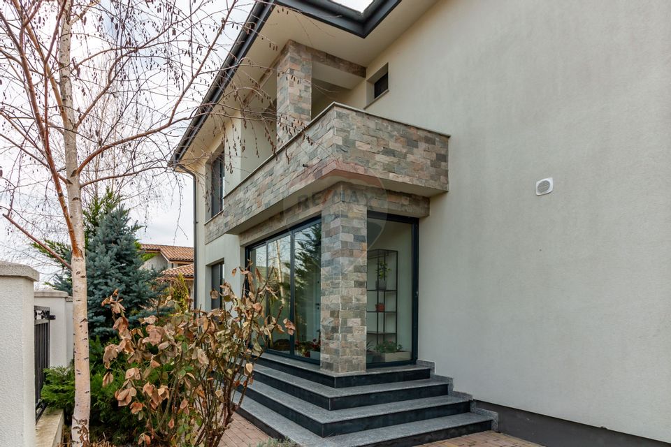 Villa in Corbeanca, near the lake, adjacent forest, blue lagoon
