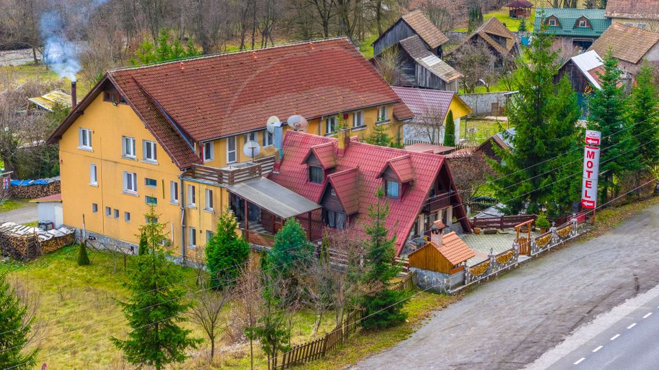 Unitate turistică cu 20 camere de vânzare în Timisu de Jos, DN1