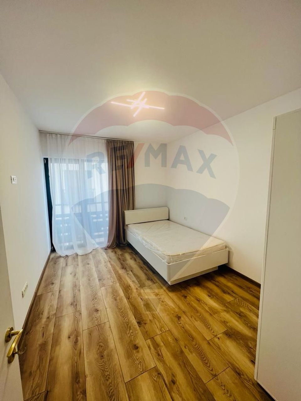 Apartament cu 3 camere de închiriat