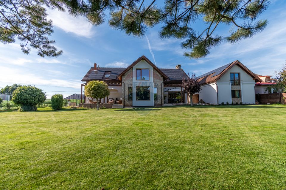 Proprietate exclusivista de vanzare: 2 case | 9 camere | 2000 mp teren