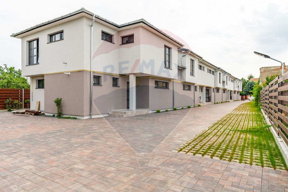 Apartament cu terasă și 2 parcări - Complex nou central