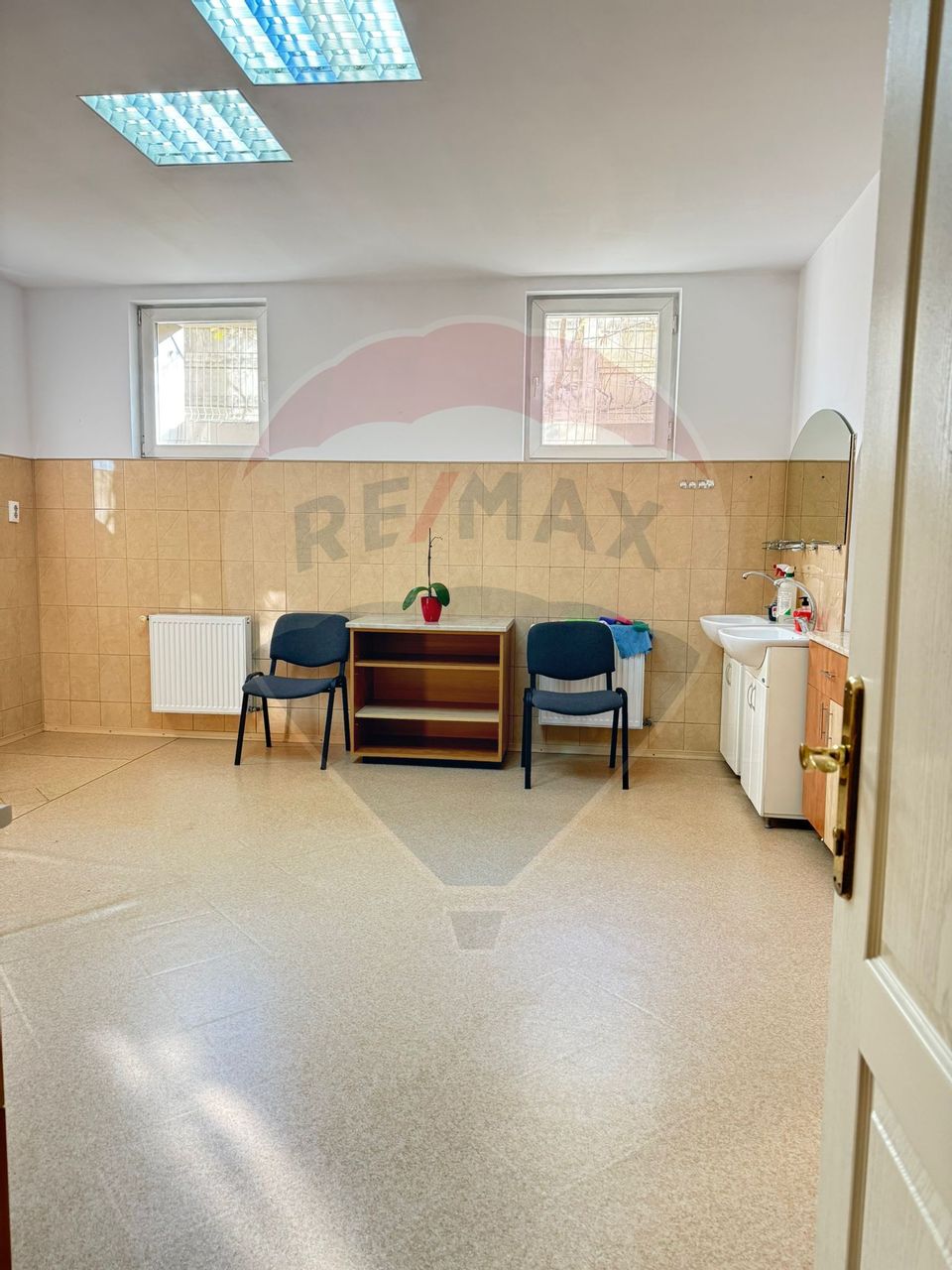 25sq.m Commercial Space for rent, Ultracentral area