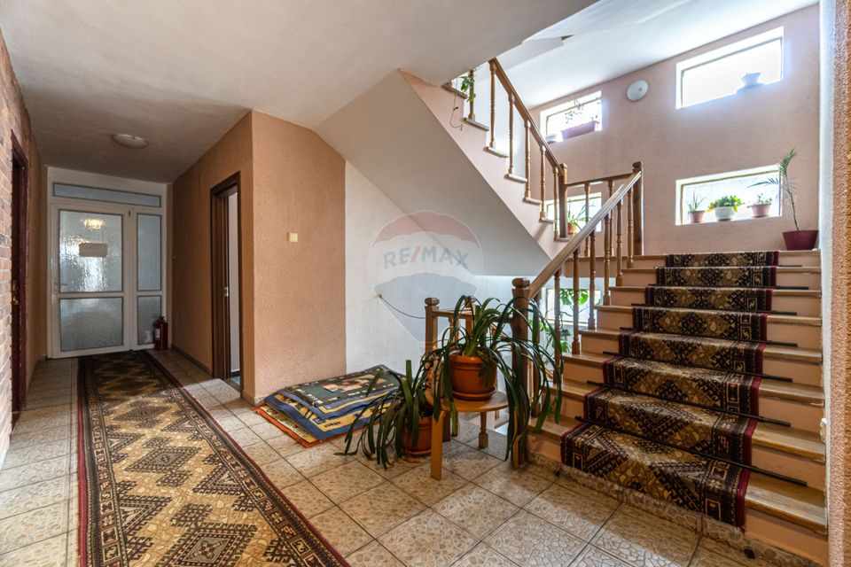 Unitate turistică cu 20 camere de vânzare în Timisu de Jos, DN1