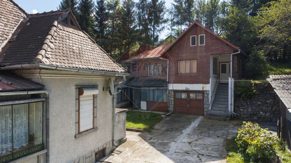 Doua Case de vanzare cu 5 camere + 3 camere,  stradal in Bran!