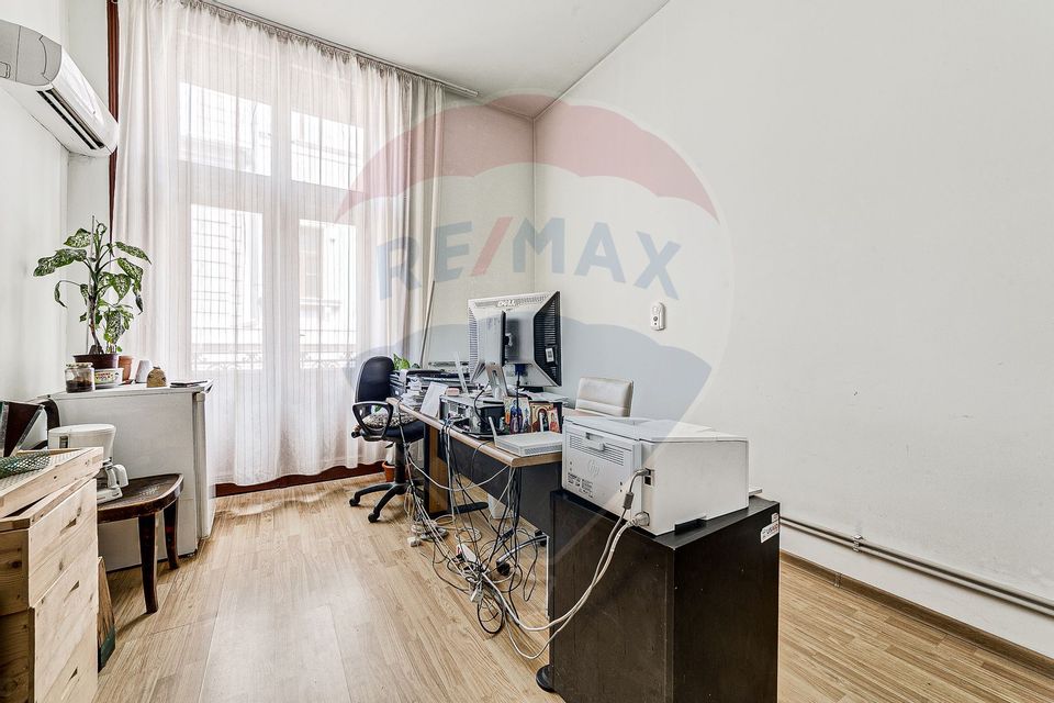 Apartament cu 3 camere de vânzare în zona Ultracentral
