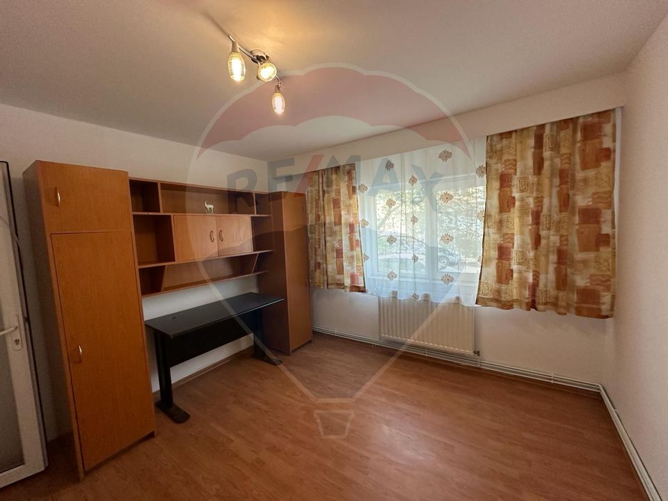 Apartament cu 3 camere de închiriat