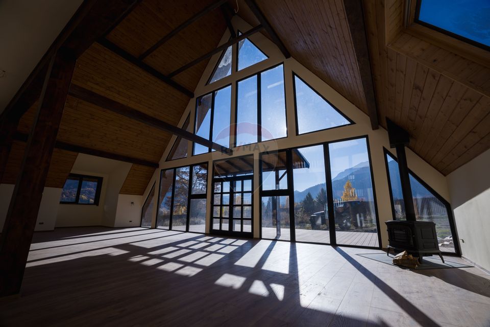 Vilă tip A-Frame, pe un platou montan, vedere panoramica catre Bucegi