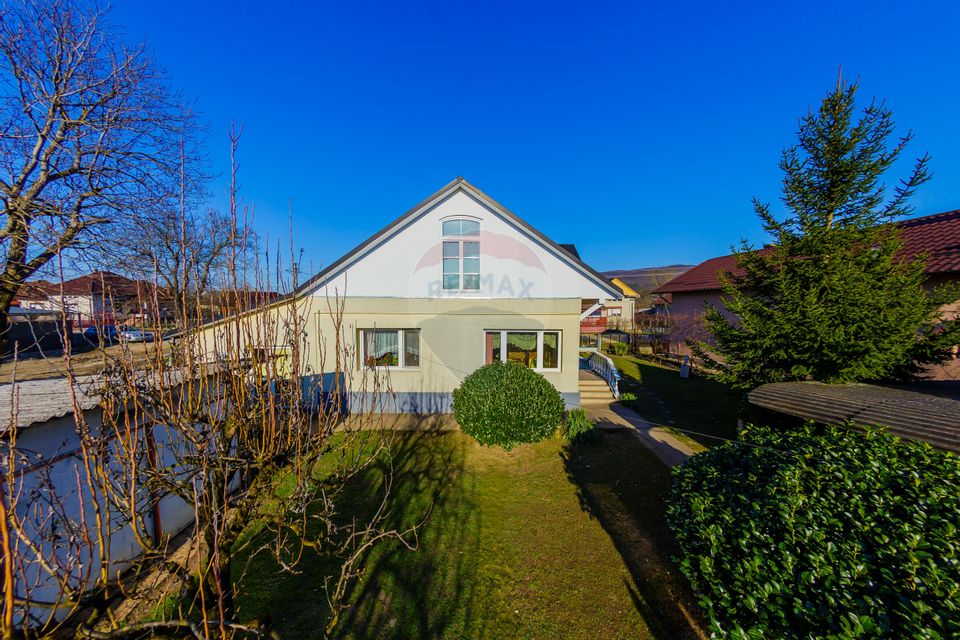 DE VANZARE Proprietate  în Țicău – douǎ case cu livadă și gospodărie