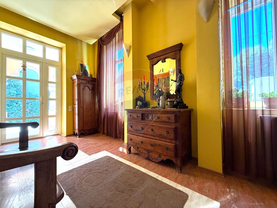 8 room House / Villa for sale, Central area