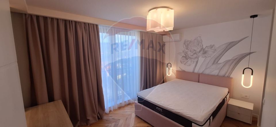 Apartament tip penthouse, 3 camere semidecomandat,  zona Bună Ziua