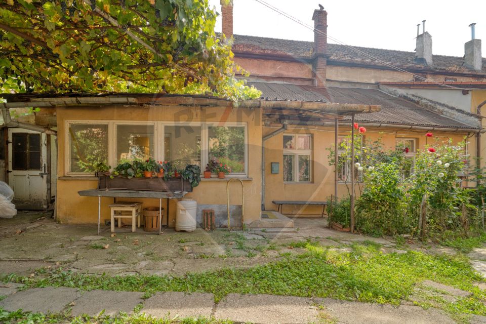 Investiție! Casă 2 camere, de renovat, în Centrul Istoric