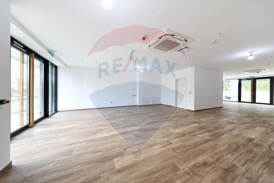 Spațiu comercial de închiriat, cu terasa, în zona Ultracentral!