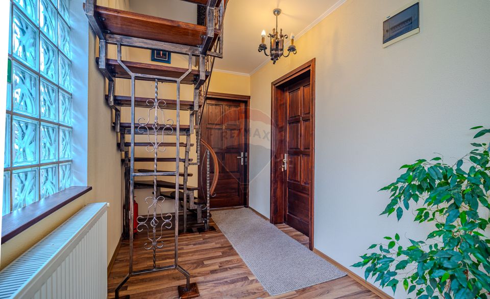 Proprietate deosebită de vânzare în Bușteni - Pensiune + Duplex