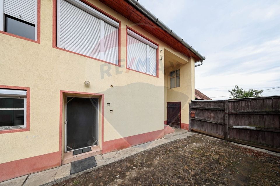 Casă de vacanta, cu annexe si pomi fructiferi, Ungra!