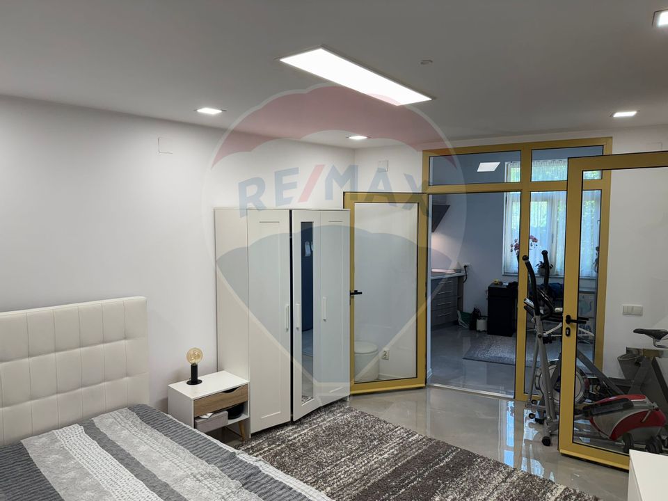 Casă insiruită cu 3 camere cu intrare și curte proprie în Centru Turda