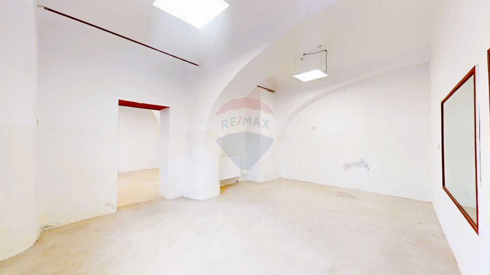 110sq.m Commercial Space for rent, Central area