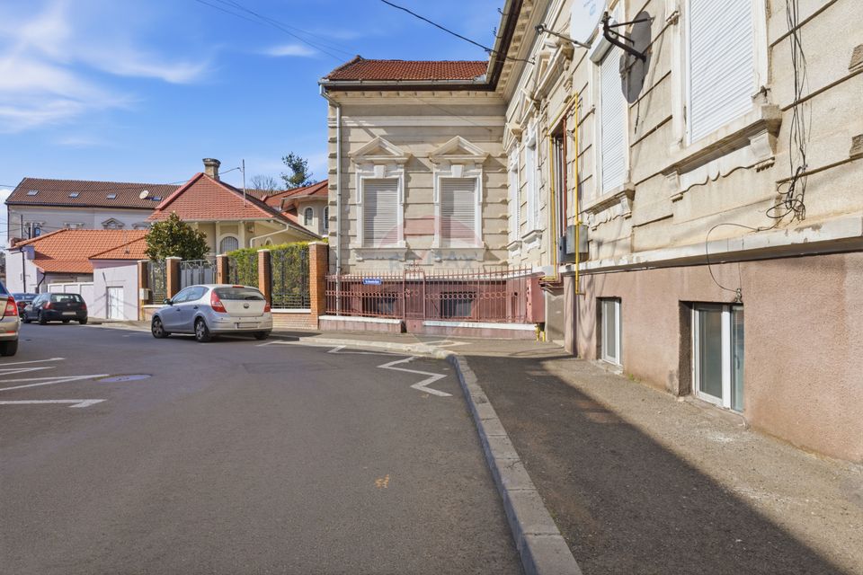 4 room Apartment for sale, Central area