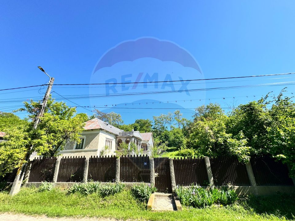 Casă taraneasca de vanzare- PARAVA-BACAU