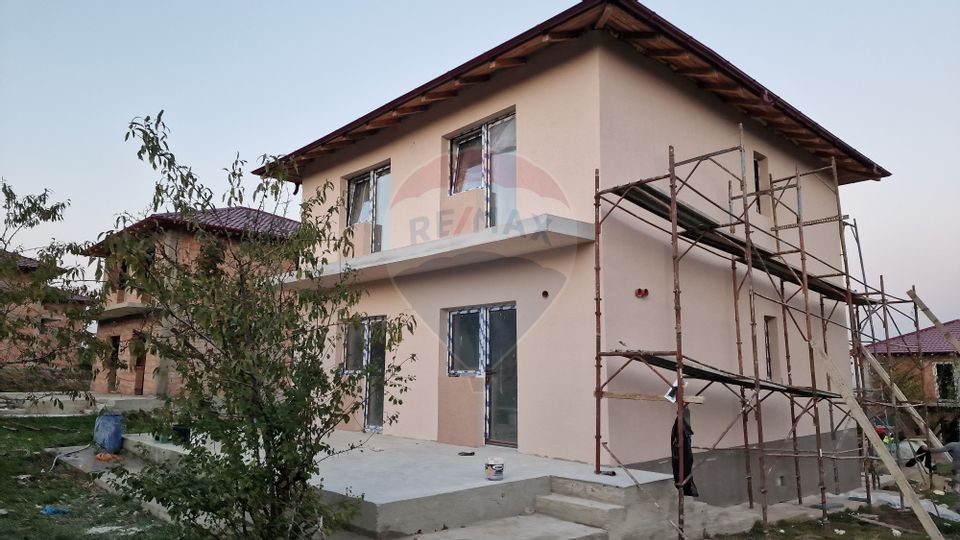 Casă/Vilă la Cheie, 5 Camere 600mp teren de Vânzare, Tomești-Chicerea