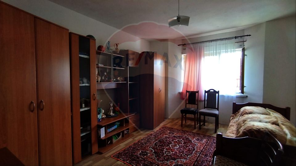 Casă de vânzare cu  teren de 3.869 mp în Cosniciu de Jos /Ip, Sălaj