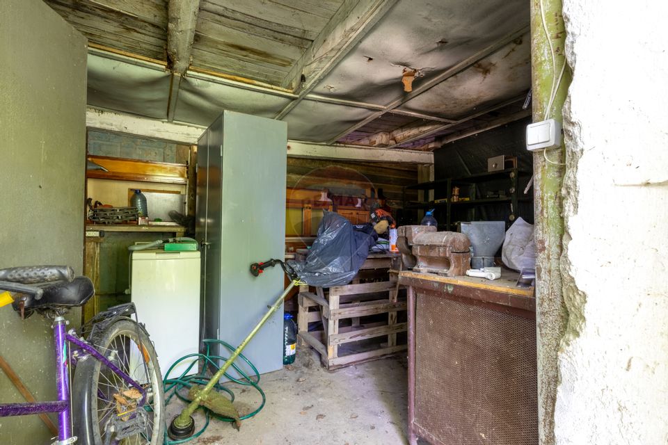 Proprietate versatilă cu casă, două hale și teren generos