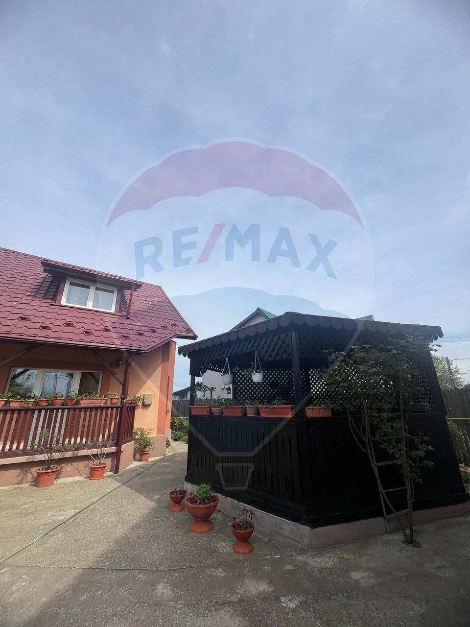 De vânzare 2 Corpuri de Casa si Teren 1388 mp in Geamăna, Bradu